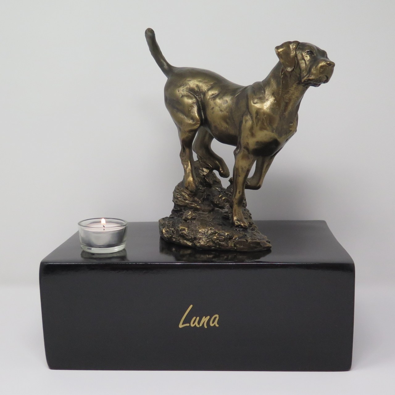 Labrador Urne mit Teelicht &quot;Kletterer&quot; Designurne