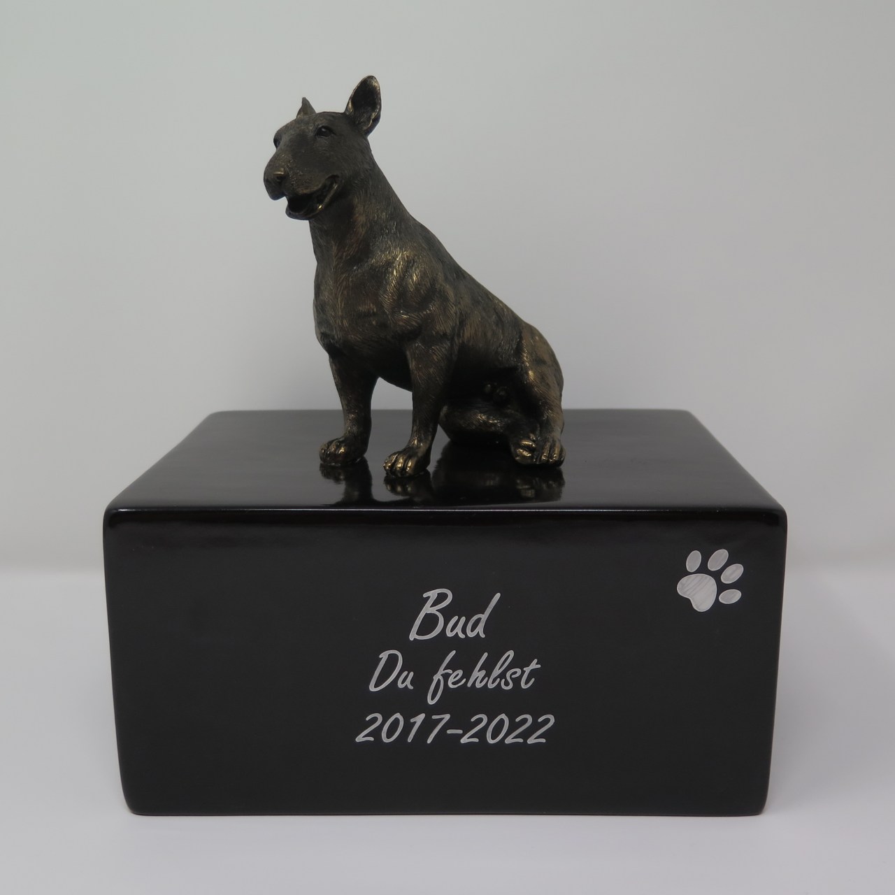 Bullterrier Urne sitzend Designurne