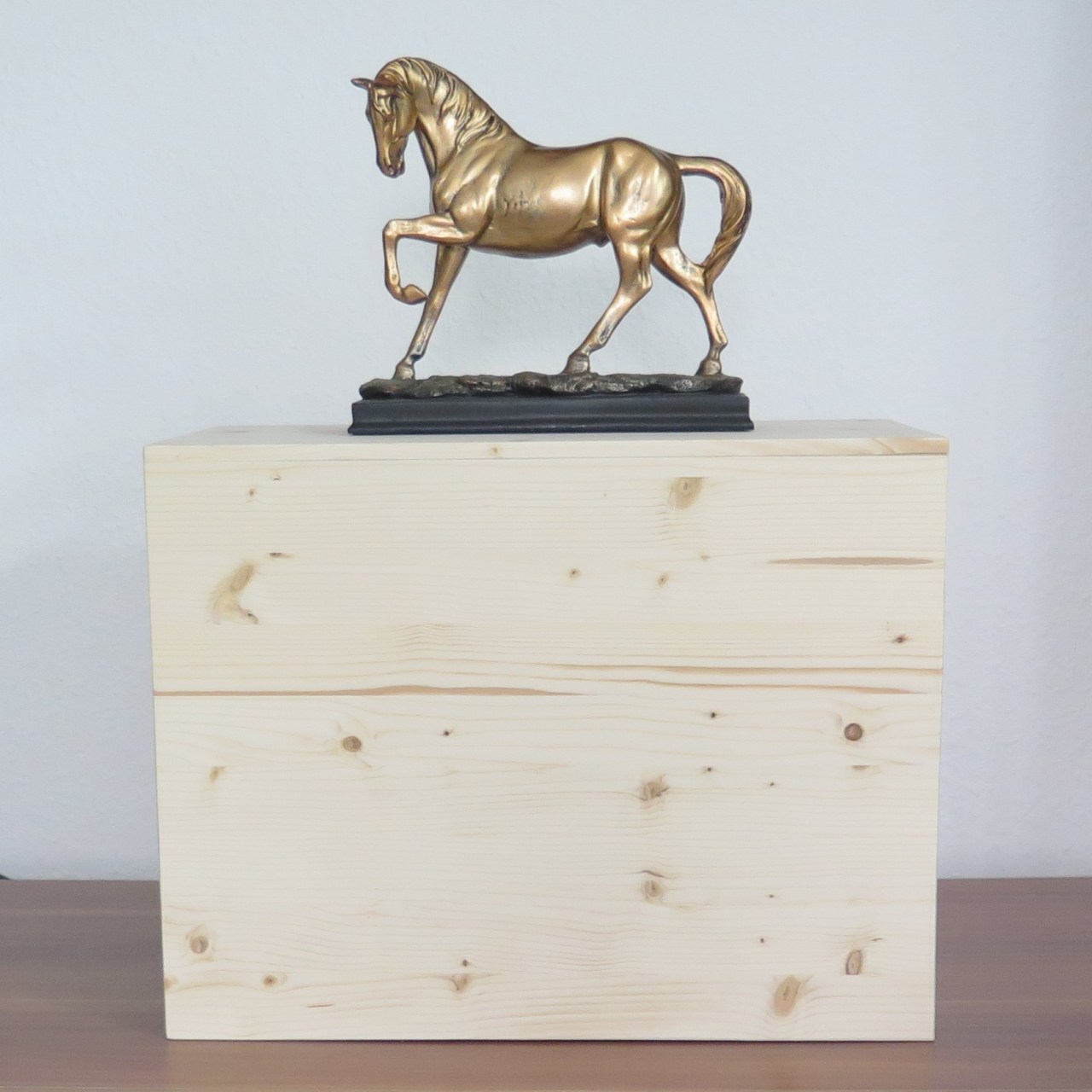 Pferdeurne mit Bronzefigur Cube-Goldhorse